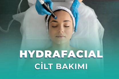 Hydrafacial cihazı ile cilde Antiox serum infüzyonu ve derinlemesine gözenek temizliği uygulaması yapan uzman.
