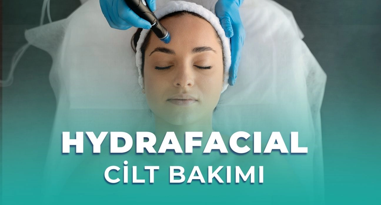 Hydrafacial cihazı ile cilde Antiox serum infüzyonu ve derinlemesine gözenek temizliği uygulaması yapan uzman.